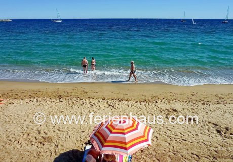 Strand bei den Ferienhäusern in Les Issambres am Golf von St. Tropez, Südfrankreich