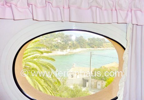 Blick vom Schlafzimmer im Obergeschoß aus dem Ferienhaus am Strand in Südfrankreich