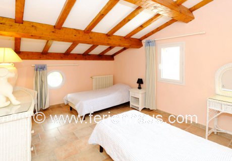 Schlafzimmer im Obergeschoß des Ferienhauses mit Meerblick in Südfrankreich
