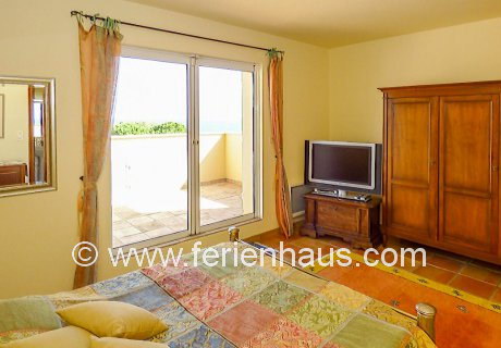 Schlafzimmer mit Balkon und Meerblick und Bad in Villa in Südfrankreich