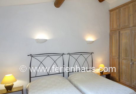 Schlafzimmer im Obergeschoß im Ferienhaus in L'Isle sur la Sorgue