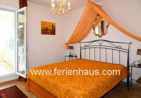 Schlafzimmer mit 1,60m breitem Bett und Balkon im Ferienhaus in Les Issambres, Südfrankreich