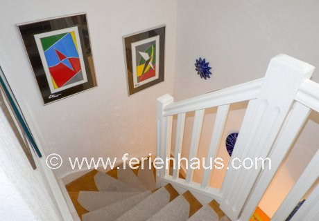 Treppe zu den Schlafzimmern im Obergeschoß im Ferienhaus in Les Issambres, Südfrankreich