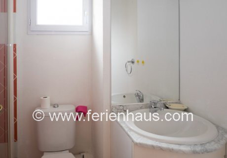 Kleines Bad mit enger Dusche und WC im Ferienhaus in Les Issambres