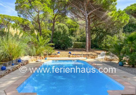 Ferienhaus mit privatem Pool auf Piniengrundstück, Les Issambres, Südfrankreich