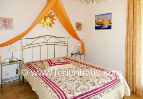Schlafzimmer im Obergeschoß im Ferienhaus in Les Issambres, Südfrankreich