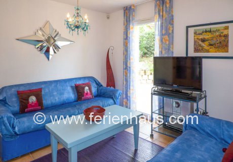 Wohnecke mit SAT TV in großem Wohn-Eßzimmer im Ferienhaus in Les Issambres, Südfrankreich