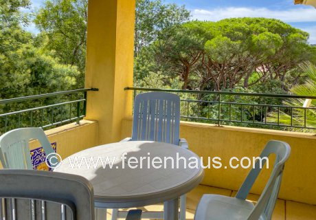 Balkon vor zwei Schlafzimmern im Ferienhaus mit privatem Pool in Les Issambres