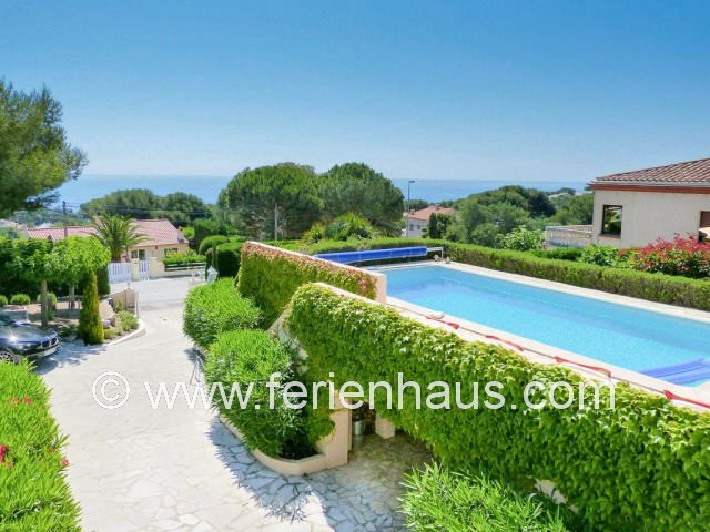 die Auffahrt zum Ferienhaus an der Côte d'Azur in Südfrankreich