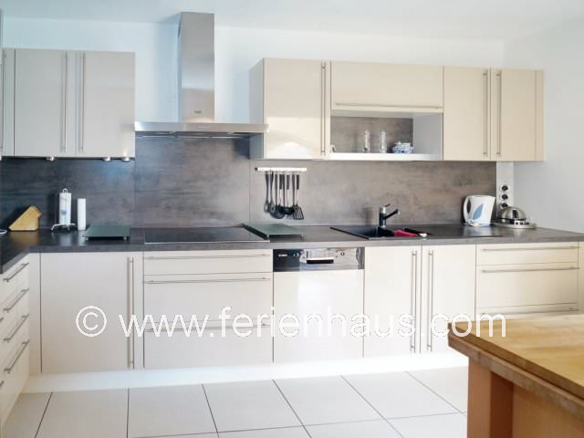 Moderne Küche im Ferienhaus in St. Aygulf in Südfrankreich in Strandnähe und mit Meerblick