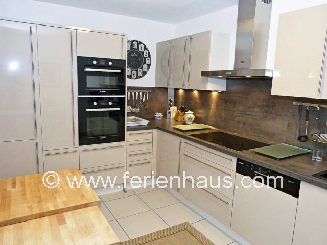 Moderne Küche im Ferienhaus in St. Aygulf in Südfrankreich in Strandnähe und mit Meerblick