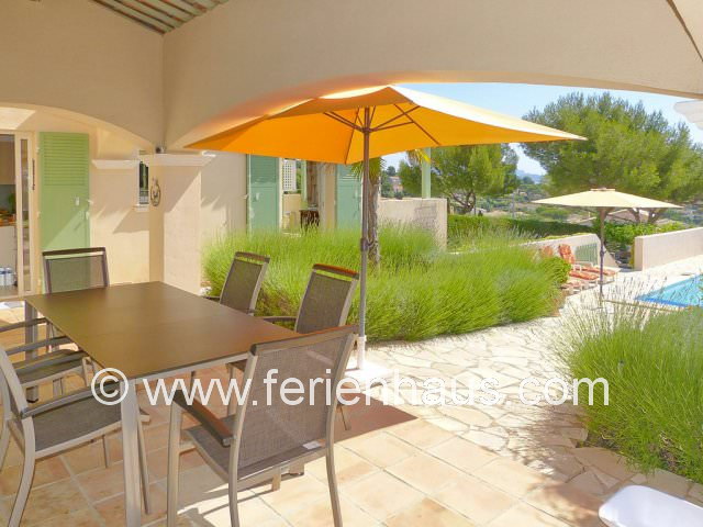 Überdachte Terrasse mit Meerblick am Ferienhaus in Südfrankreich