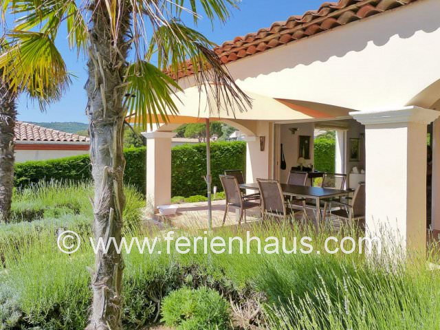Überdachte Terrasse mit Meerblick am Ferienhaus in Südfrankreich