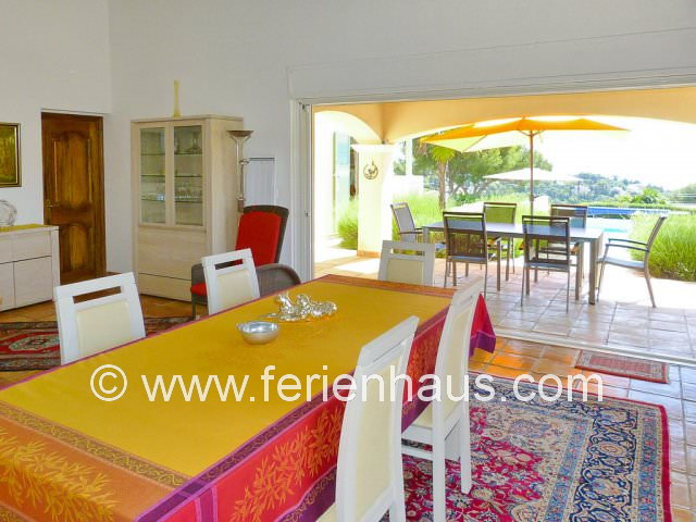 Eßbereich und Terrasse mit Meerblick im Ferienhaus in St. Aygulf in Südfrankreich