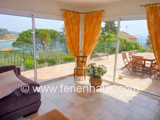 Blick auf das Meer vom Ferienhaus in Carqueiranne, Südfrankreich