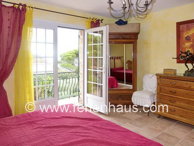 Schlafzimmer mit Meerblick im Ferienhaus mit Pool, Südfrankreich