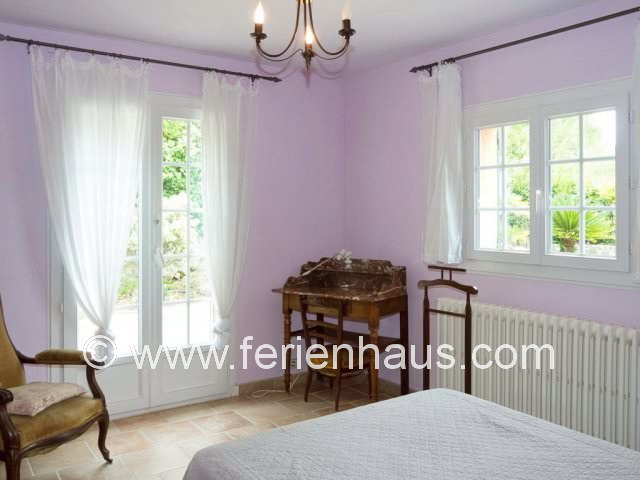 Schlafzimmer im Erdgeschoß, Richtung Pool, im Ferienhaus in Südfrankreich