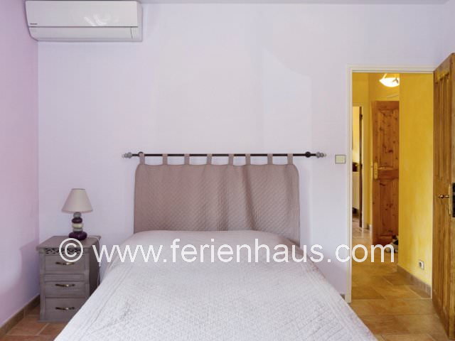 Schlafzimmer im Erdgeschoß im Ferienhaus mit Pool in Südfrankreich