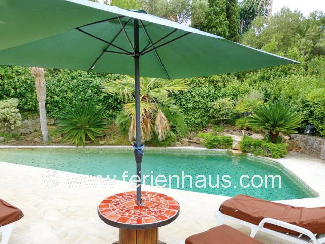 am Swimmingpool des Ferienhauses am Strand in Südfrankreich