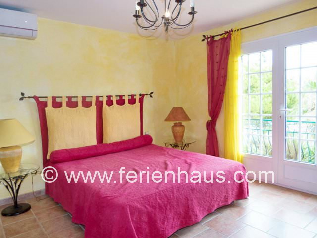 Schlafzimmer im Erdgeschoß mit Meerblick im Ferienhaus mit Pool, Südfrankreich