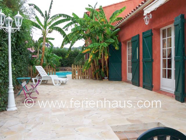 die Rückseite des Ferienhauses am Strand in Südfrankreich