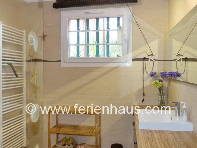 Bad im Erdgeschoß im Ferienhaus mit Pool, Südfrankreich