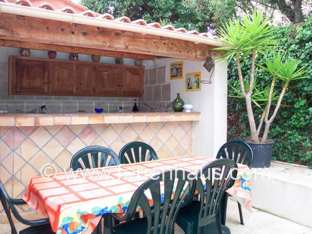 Außenküche hinter dem Ferienhaus am Strand in Südfrankreich