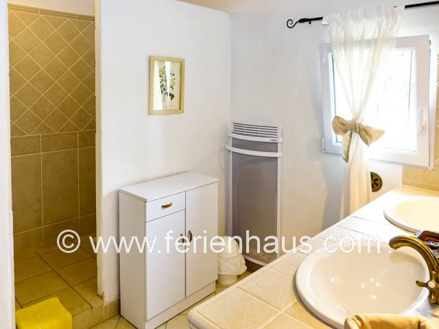 Bad im Obergeschoß im Ferienhaus bei Avignon in der Provence