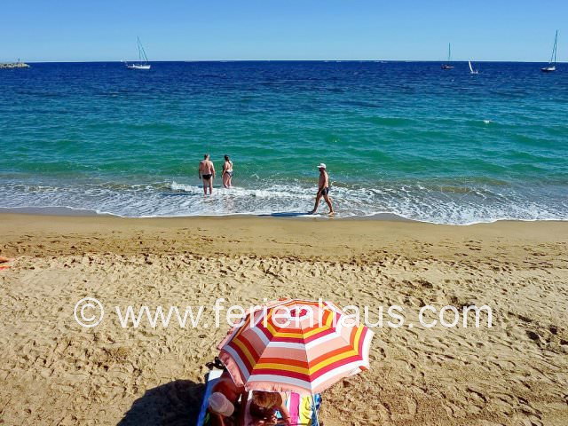 Strand bei den Ferienhäusern in Les Issambres am Golf von St. Tropez, Südfrankreich