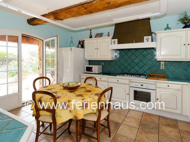 Separate Küche mit Ausgang auf zwei Terrasse im Ferienhaus am Strand, Südfrankreich