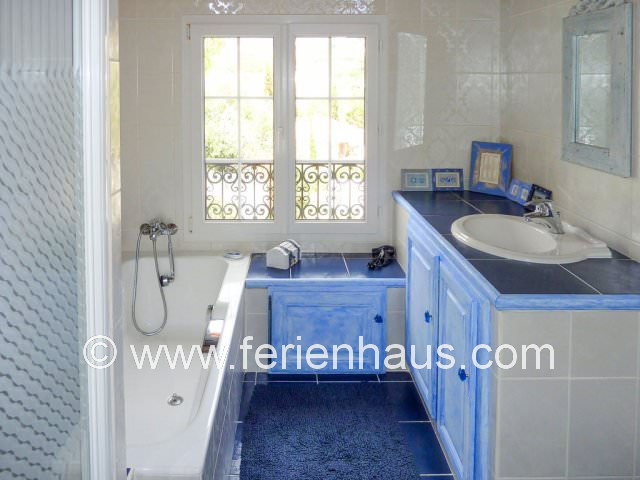 Bad im Obergeschoß im Ferienhaus am Strand in Südfrankreich