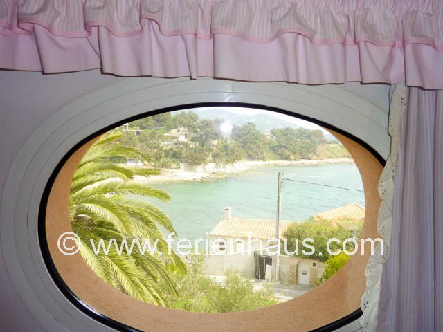 Blick vom Schlafzimmer im Obergeschoß aus dem Ferienhaus am Strand in Südfrankreich