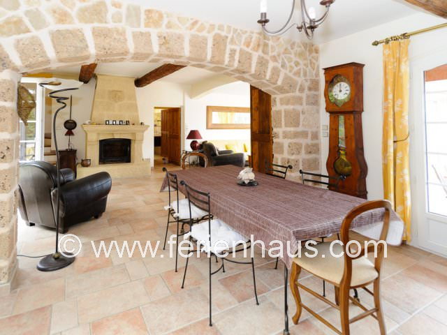 Wohn-Eßbereich im Ferienhaus am Strand in Südfrankreich