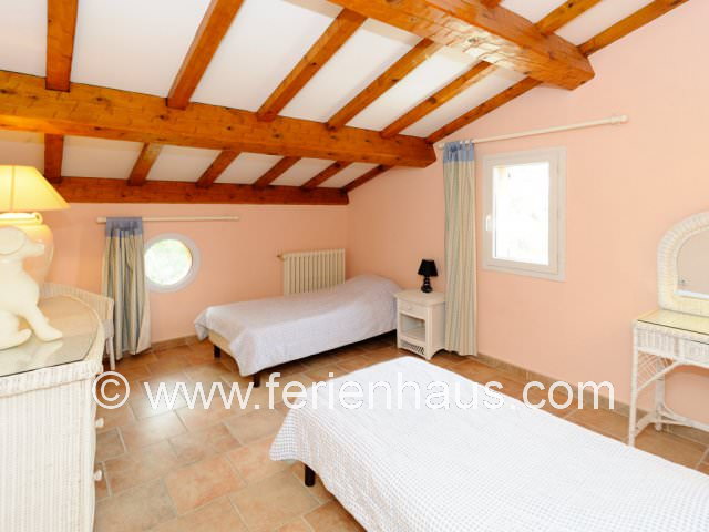 Schlafzimmer im Obergeschoß des Ferienhauses mit Meerblick in Südfrankreich