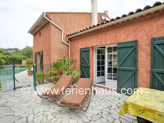 Rückseite des Ferienhauses am Strand mit Meerblick, Südfrankreich