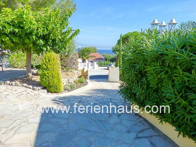 Elektrisches Einfahrtsportal zum Ferienhaus in St. Aygulf in Südfrankreich