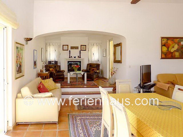 Wohn-Eßbereich der Villa mit Pool und Meerblick in St. Aygulf, Südfrankreich