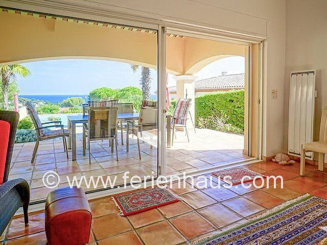 überdachte Terrasse am Pool der Villa in Südfrankreich