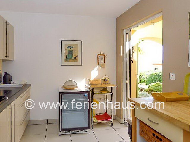 Küche mit Flaschenkühler im Ferienhaus in Südfrankreich