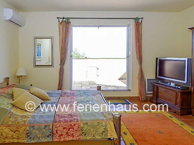 Schlafzimmer im Obergeschoß mit Balkon und Meerblick in der Villa in Südfrankreich