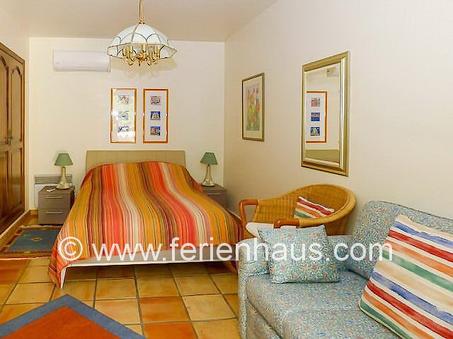 Schlafzimmer mit Bad seitlich des Ferienhauses mit Pool in Südfrankreich