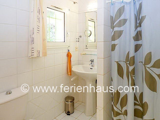 Bad mit Dusche im Schlafzimmer in der Villa mit Pool in Südfrankreich