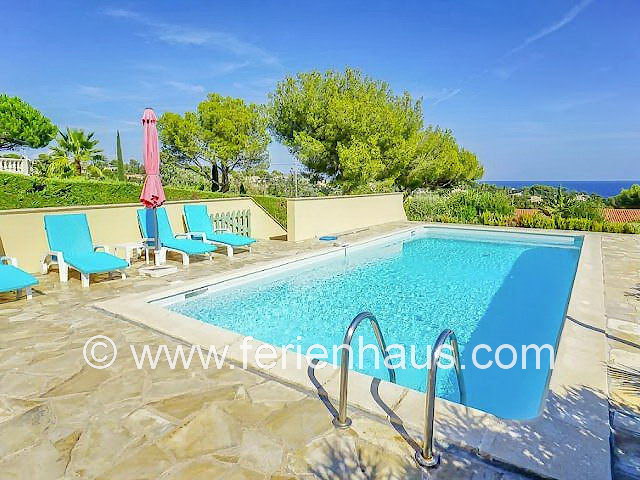 Poolbereich der Villa mit Meerblick und Strandnähe in St. Aygulf, Südfrankreich