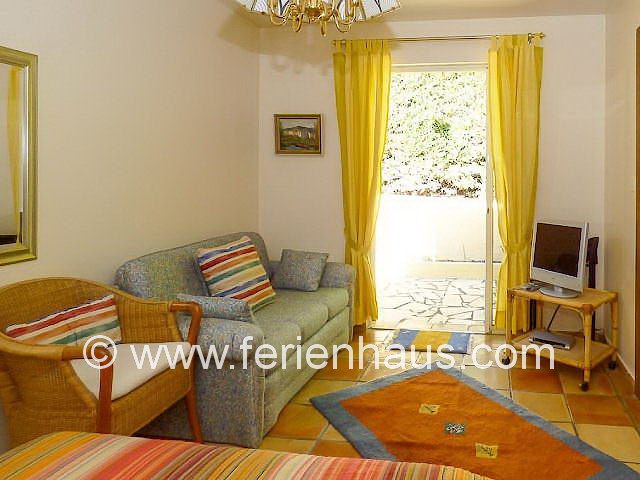 Schlafzimmer mit Bad seitlich des Ferienhauses mit Pool in Südfrankreich