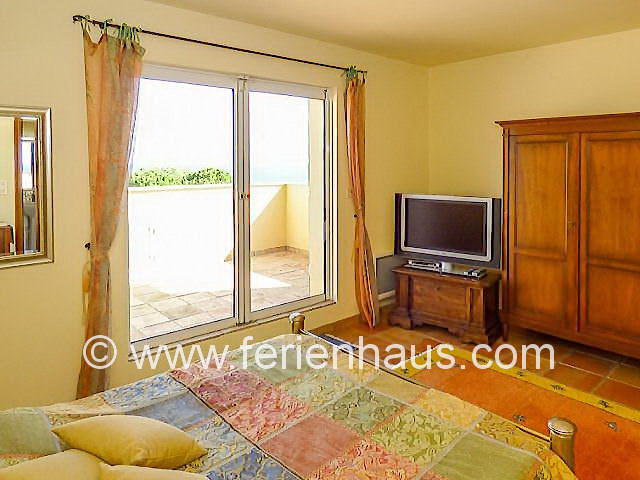Schlafzimmer mit Balkon und Meerblick und Bad in Villa in Südfrankreich