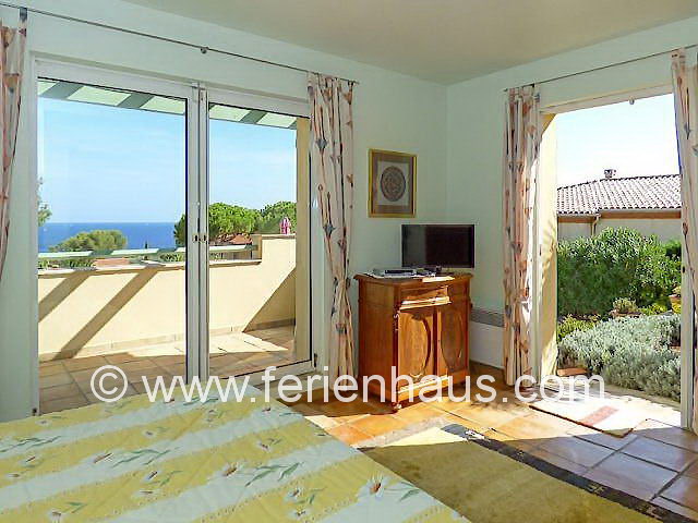 Schlafzimmer mit Meerblick in der Villa mit Pool in Südfrankreich