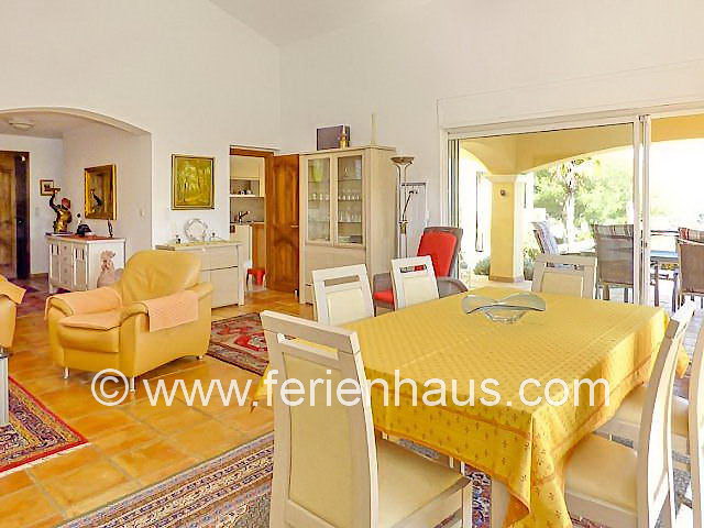 Wohn-Eßbereich mit überdachter Terrasse und Meerblick, Villa in St. Aygulf, Südfrankreich