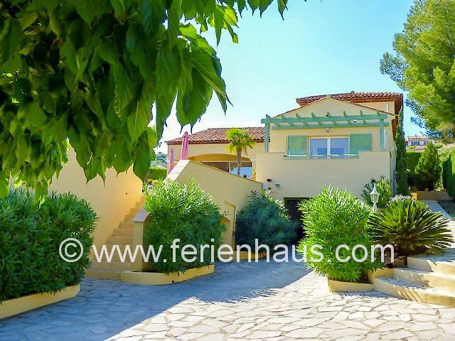die Einfahrt zur Garage im Ferienhaus in St. Aygulf, Südfrankreich