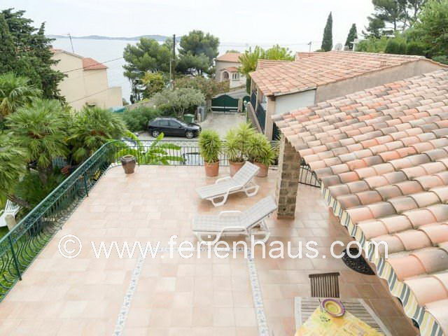 große Terrasse mit Meerblick vom Ferienhaus am Strand in Südfrankreich
