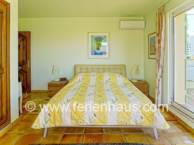 Schlafzimmer mit Bad und Meerblick in der Villa mit Pool in Südfrankreich